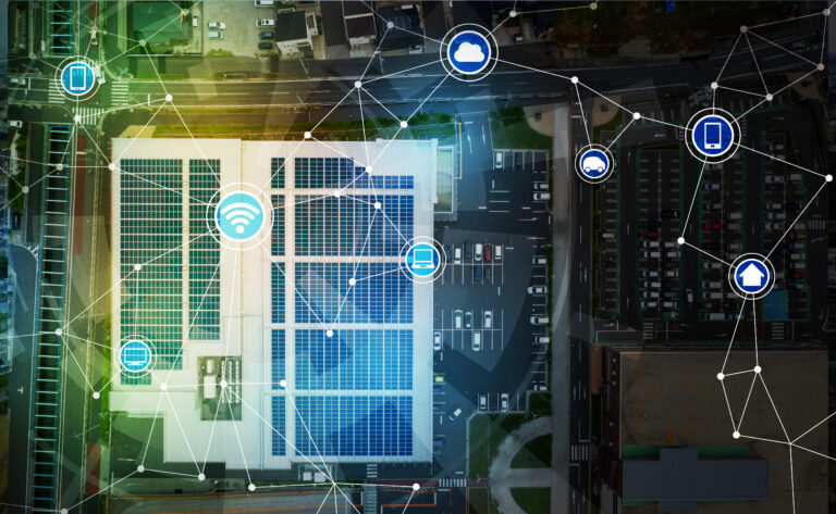 Illustration eines Gewerbedachs mit Photovoltaik und vernetzter Energieversorgung